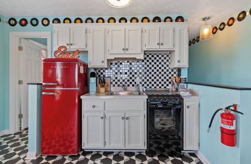 Sloans Valley Apartment | Welcome to “Retro Suite” – Your 1950s-Inspired Lakeside Getaway