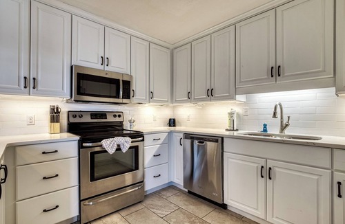Dandridge House | What's Your Hurry- Lake Front, Boat Dock, Game Room, Hot Tub, WIFI!