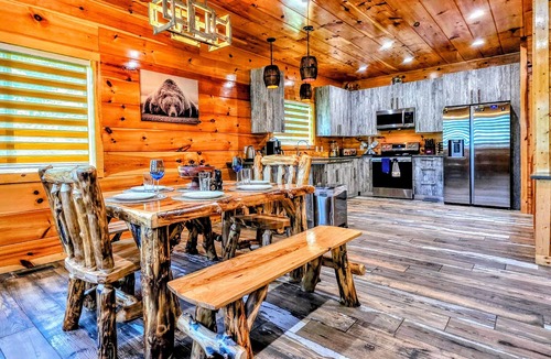 Chalet Village North Cabin | Whiskey Bear Creek: 2021, SAUNA, JACUZZI, AND POOL access!