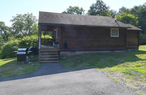 The Woods Ski Chalet | Whispering Hills - Pet Friendly - Grill - Wifi - Fire Pit - Covered Porch - Screen Porch - Fireplace - View - Billiard Table - Game room