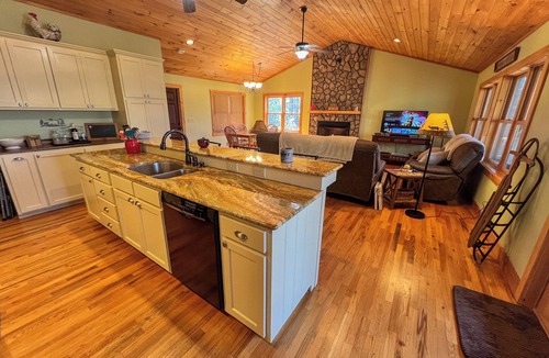 Fleetwood Cabin | Whispering Pines Retreat - Hot Tub, Pets, River Access & WiFi