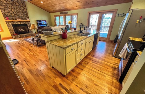 Fleetwood Cabin | Whispering Pines Retreat - Hot Tub, Pets, River Access & WiFi