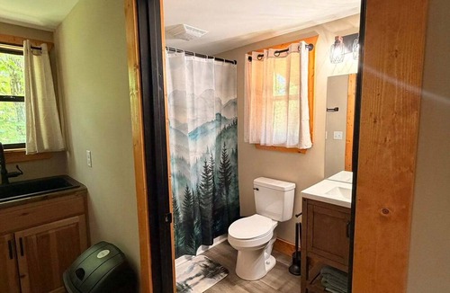 Oldfort Cabin | Whispering Timber 1-bedroom cabin in charming Old Fort with AC
