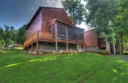 White Oak Lodge Cabin | White Oak Getaway, Hot Tub, Sleeps 6, Resort Community.