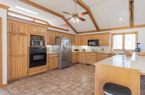 Lone Rock House | White River Escape with BBQ & Private Backyard