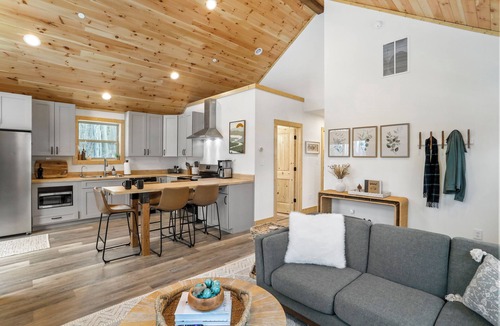 McHenry Cabin | Wild Laurel-NEW Build-Hot Tub-Sleeps 6-Family Curated-Under 10 mins to WISP/Lake