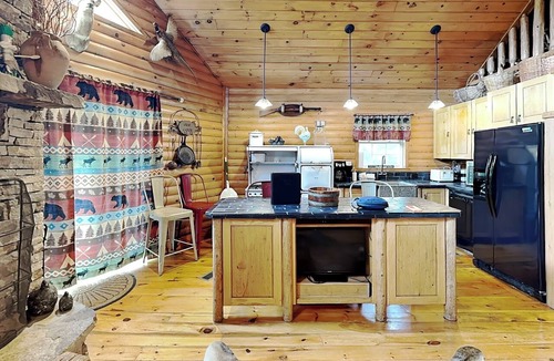 Crellin House | Windy Acres | Dog Friendly + Hot Tub & Great Views!