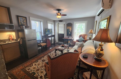 Harleston Village Apartment | Wonderful one bed one bath apartment location south of Calhoun Street