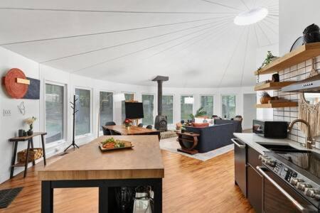 The Woods House | Woodland cabin w hot tub & fire pit