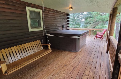 Farmington Cabin | Woodside Escape | 5BR, 3BA, Hot Tub, Large yard