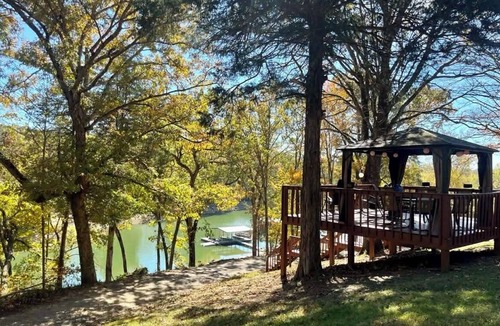 La Follette Cabin | "Wright Place Wright Time" Lakefront 2-bedroom cabin with AC in cozy LaFollette