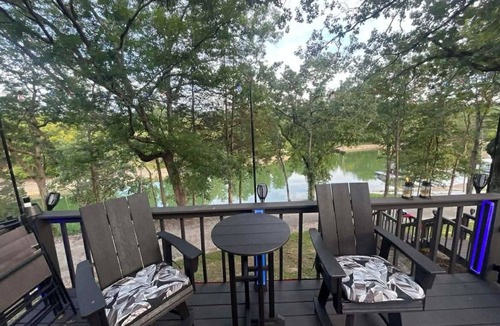 La Follette Cabin | "Wright Place Wright Time" Lakefront 2-bedroom cabin with AC in cozy LaFollette