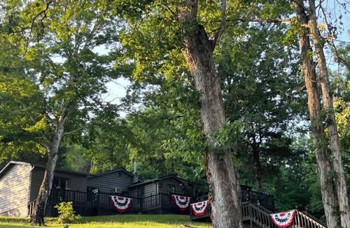 La Follette Cabin | "Wright Place Wright Time" Lakefront 2-bedroom cabin with AC in cozy LaFollette