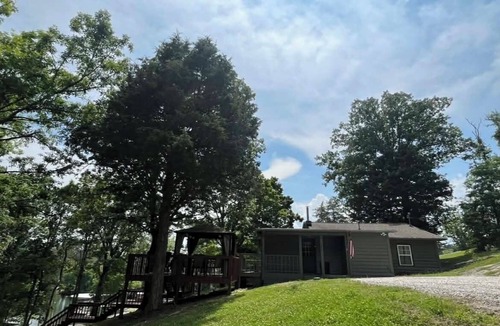 La Follette Cabin | "Wright Place Wright Time" Lakefront 2-bedroom cabin with AC in cozy LaFollette