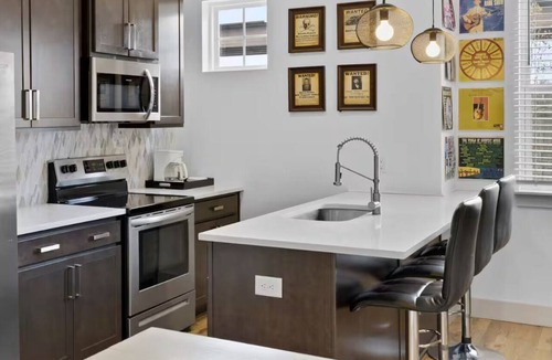 The Nations House | Y'alliday Inn - Y'all come stay in Nashville's best neighborhood. 3bed/3bath