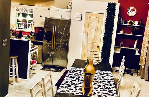 Dallas House | Zen Country Getaway - Fire Pit, Movie Nights, Sleeps 16 - The Zen Collection