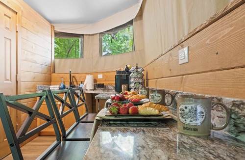 Troutman House | Zootastic Retreat | Private Hot Tub + Zoo Access