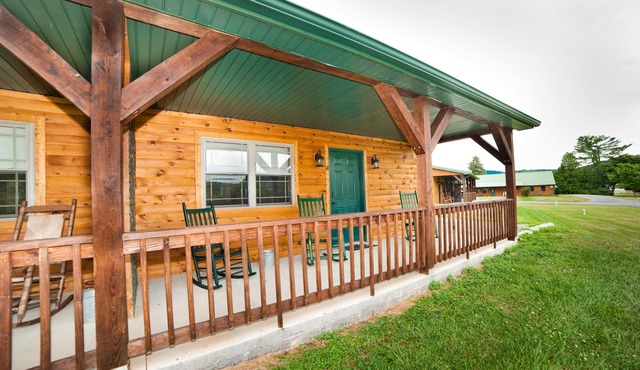 1/2 of a double cabin with two queen beds (sleeps 4). in Flintstone