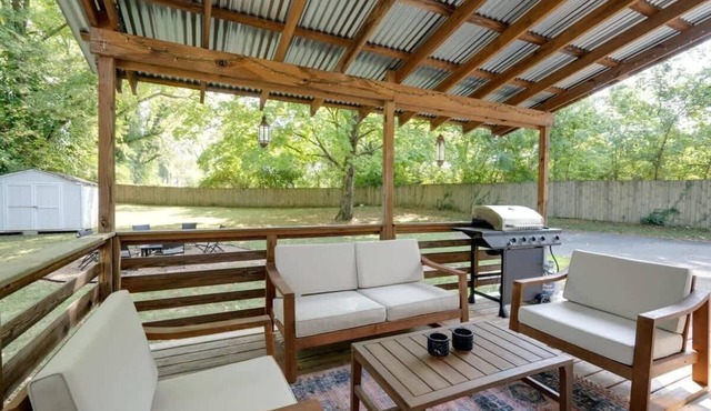 1-Story Home, Fenced Yard, Grill, Firepit, Parking | Sleeps 10, Pet-Friendly, Smart TVs, 10 Mins to Nissan Stadium & Five Points, Cozy Bedrooms, Outdoor Fun, Perfect for Families & Groups