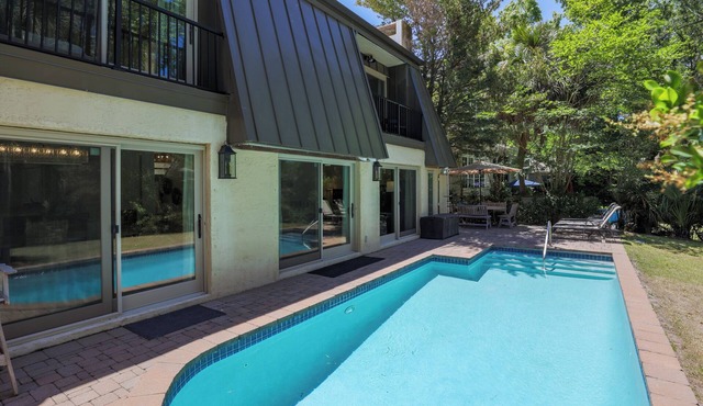 15 Wagon Road: Walk to the beach! Private Pool with Lagoon View!