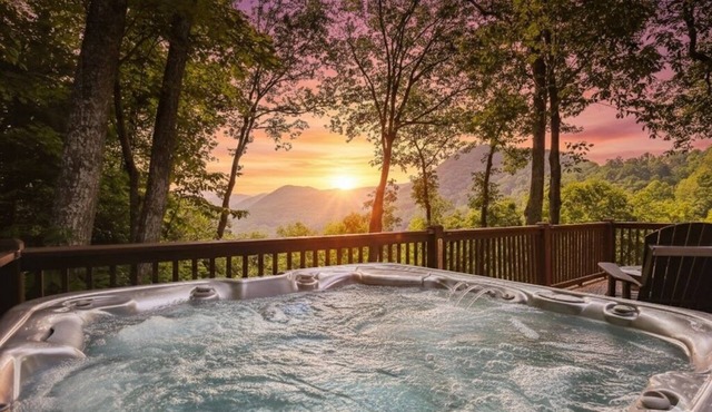 16 mi to DT, Hot Tub, Fire Pit, FP, Basket Ball Court, Mt View, Secluded & Quiet