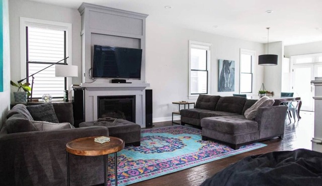 1stFL Suite | 5BR Game Room Parking High St .2mi in Columbus