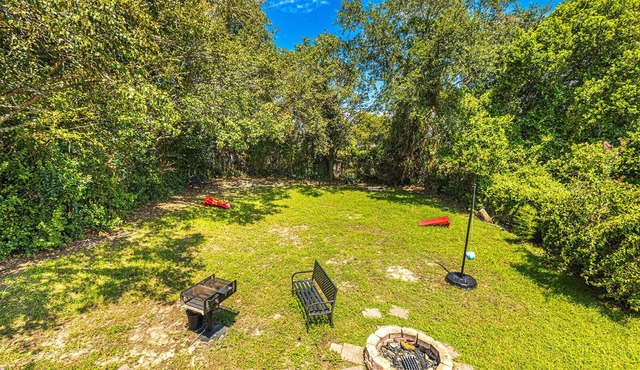 2 Across the Street SingleFamily Homes Central/HugeYards/Games/Firepit/Sleeps 27