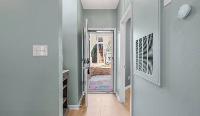 2-BDR 2- Bathroom Pet Friendly Newly Renovated Home Perfect for Extended Stays
