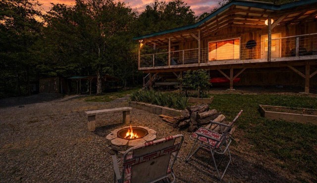 2 Bedroom Cabin: Starr Mountain Views, Starlink, Grill, Fire Pit, Pet Friendly