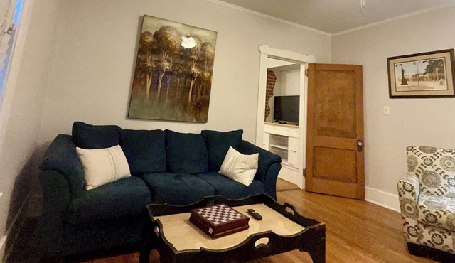 2-BR 2 BA apartment in quaint Midtown Memphis close to everything with cool AC