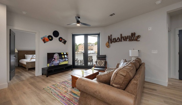 2 BR/2 BA Modern Condo by Vanderbilt w/Pool, Gym, WiFi
