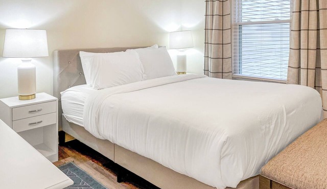 2 BR Haven on Music Row - 8 Min to Downtown - Free Parking - Walkable to Eats -C in Nashville