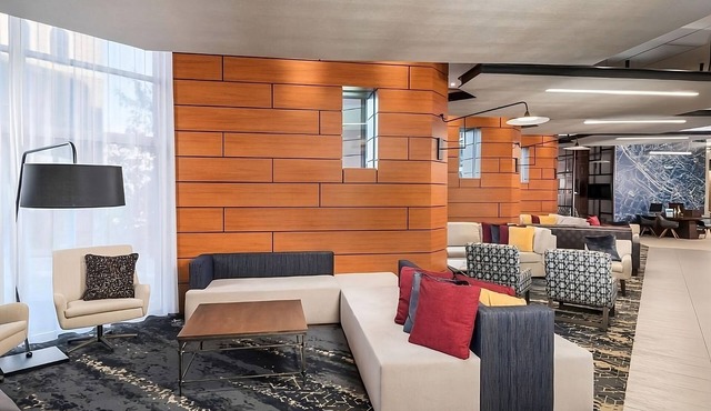 2 Double Queen Rooms + Sofa Beds, Outdoor Pool! Walk to Peace Center