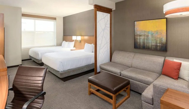 2 Double Queen Rooms + Sofa Beds, Outdoor Pool! Walk to Peace Center