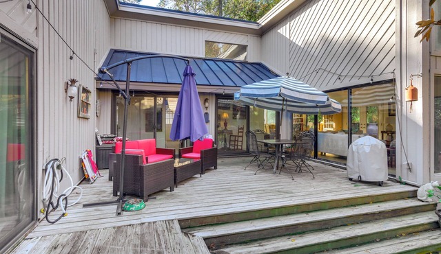 2 Mi to Beach: Hilton Head Home w/Furnished Deck
