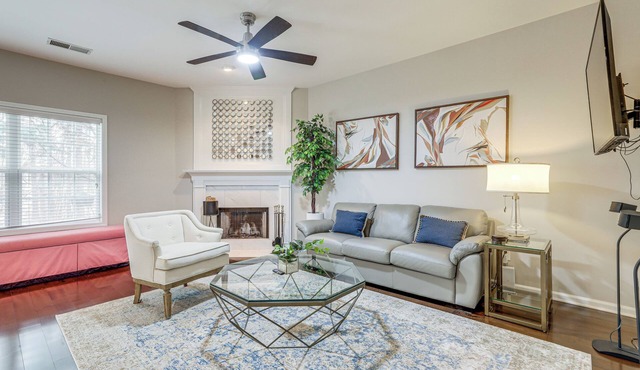 2 Mi to Suwanee Town Center: Spacious Townhome