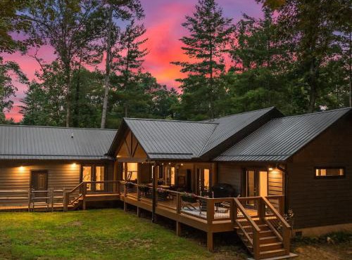 2 miles to Downtown, Hot Tub, Sauna, Fire Pit, Game Room, Bar, kitchenette, Pool Table, Universal Tesla EV Connector