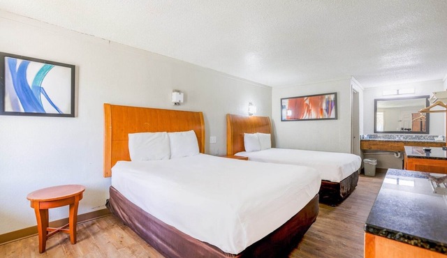 2 Queen Beds Non-Smoking in Richmond IN