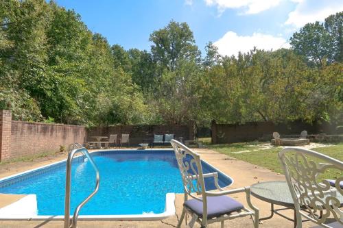 2000 sq ft with pool on 50 acres, near airport in Goodlettsville