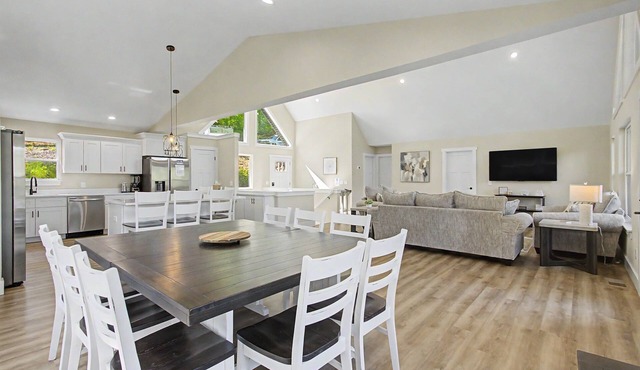 25% late summer discount! Luxury 6-Bedrm Retreat with dock slip, Sleeps 18| in Lafollette