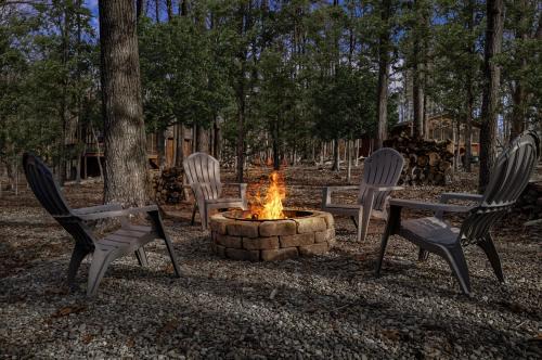 2BR cabin w hot tub & workspace