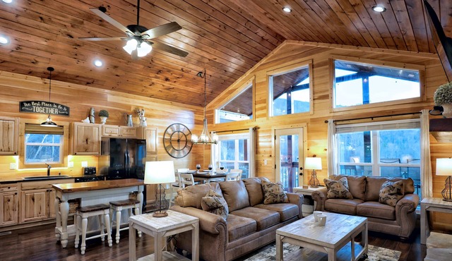 2BR Premium Cabin w/Hot Tub & Game Rm/1 Mile to DT/Mtn & City Views!