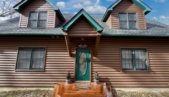 3 Bedroom + 3.5 Bath Beautiful Log Cabin with Fireplace + Stunning Mountain Views!