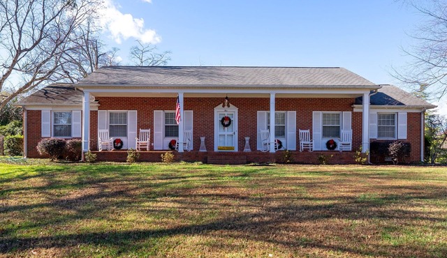 3-bedroom Furnished One-level home in beautiful Travelers Rest-Mountain views