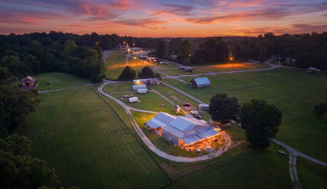 3 Cabins l Sleeps 29 l Brimstone Access l FirePits l HotTubs l 2 Acres Fenced In