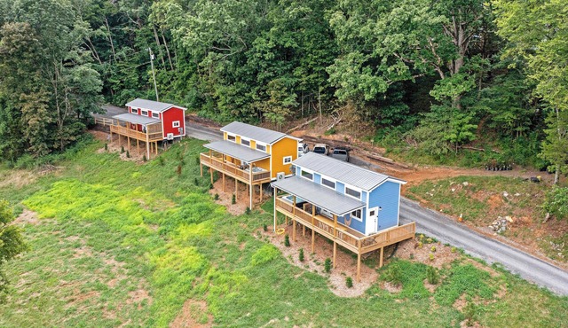 3 Cabins, Sleeps 18 - Private Hot Tubs, Near Chatt