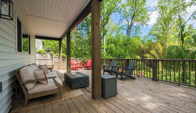 3BR Retreat w/Deck + Fire Pit | Sleeps 8 | Free Tix