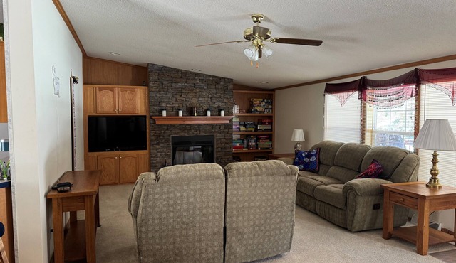 4 bedrooms, cozy lodging near mountain resorts. Ideal for comfort and outdoors. in Markleton