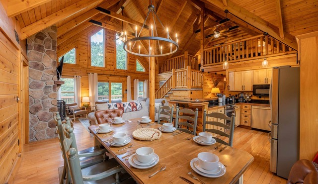 4BR ski lodge near Snowshoe with hot tub & views