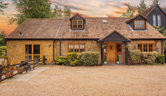 5 Bed Barn Conversion in Dorney - By Tempstay in Windsor
